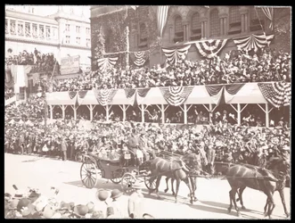 Ansicht der Menge und einer Pferdekutsche in der Dewey Parade auf der Fifth Avenue, New York, 1899